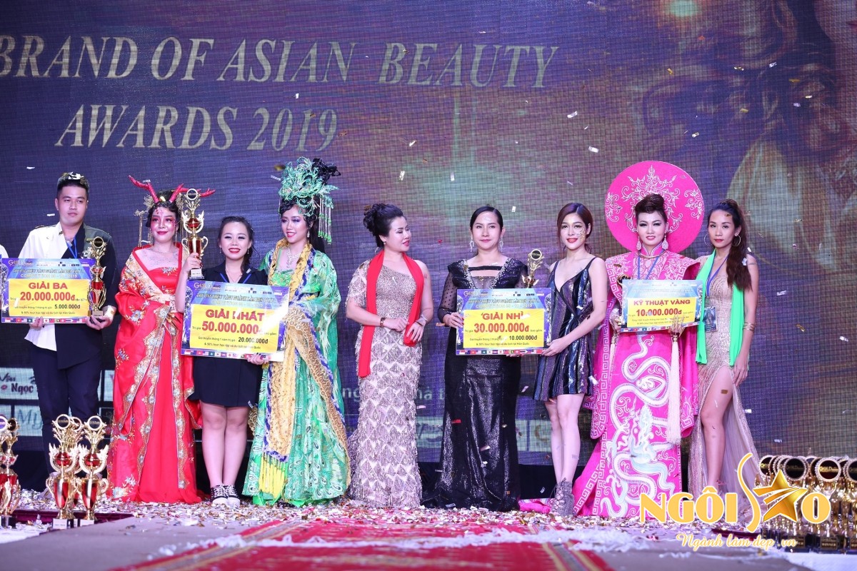 Master Miss Ngọc Anh cũng các giám khảo chương trình trao cúp và giải thưởng cho tân quán quân Make Up châu Á Tác phẩm mang lại giải thưởng cao nhất của tân quán quân (Tân quán quân Make Up châu Á - Chuyên gia Cúc Hương - Học Viên tại Crystal Spa 26A Trần Quốc Thảo, P.6, Q.3, TP.HCM)